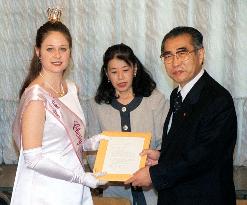 U.S. cherry blossom queen meets Obuchi